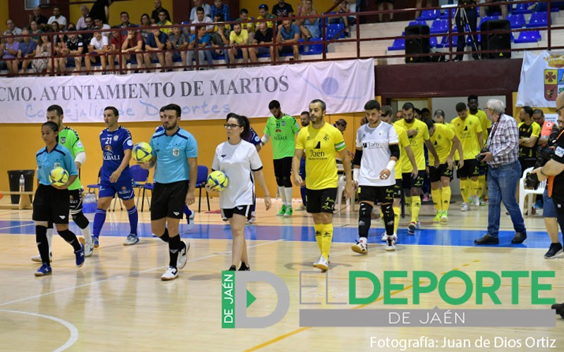 Jugadores de Jaén Paraíso Interior y Viña Albali Valdepeñas en un partido de pretemporada