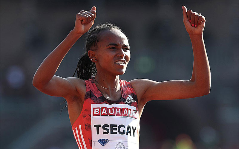 Tsegay celebrando una victoria en una prueba de atletismo