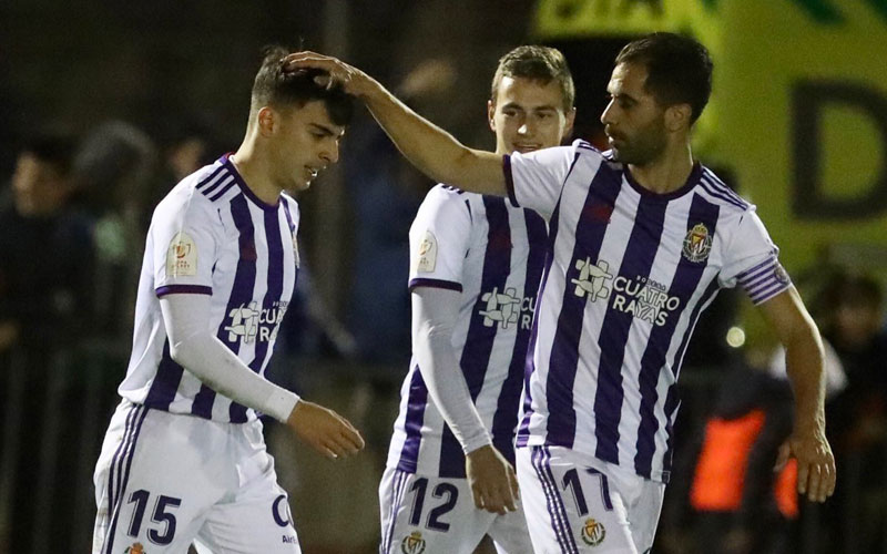 Moyano felicita a Aguado por un gol con el Valladolid