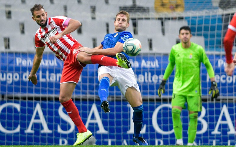 Carlos Hernández pelea por un balón con Stuani