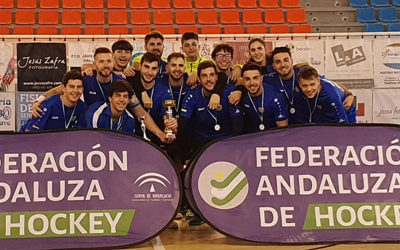 Jugadores del Club de hockey alcalá la real recogiendo el trofeo de campeones de andalucía