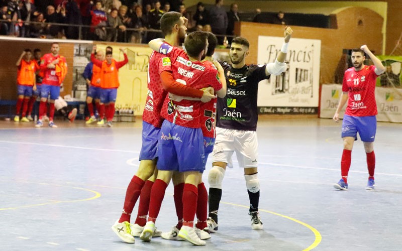 Jugadores del Mengíbar celebran un gol