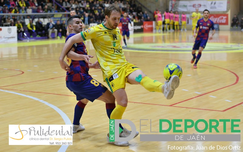 Alan Brandi del Jaén FS intentando controlar un balón ante un jugador del Barça FS
