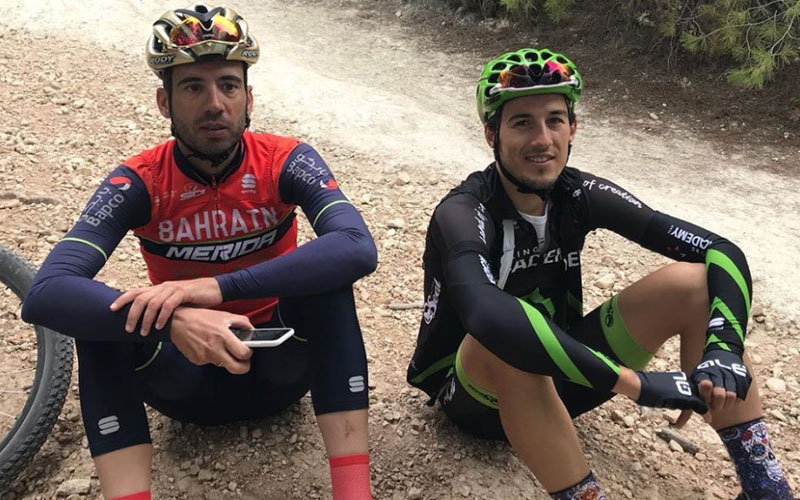 Los ciclistas javi moreno y jose manuel diaz gallego posan juntos en una fotografía