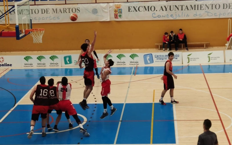 Un jugador del cb andújar lanzando a canasta en el partido ante el cb martos