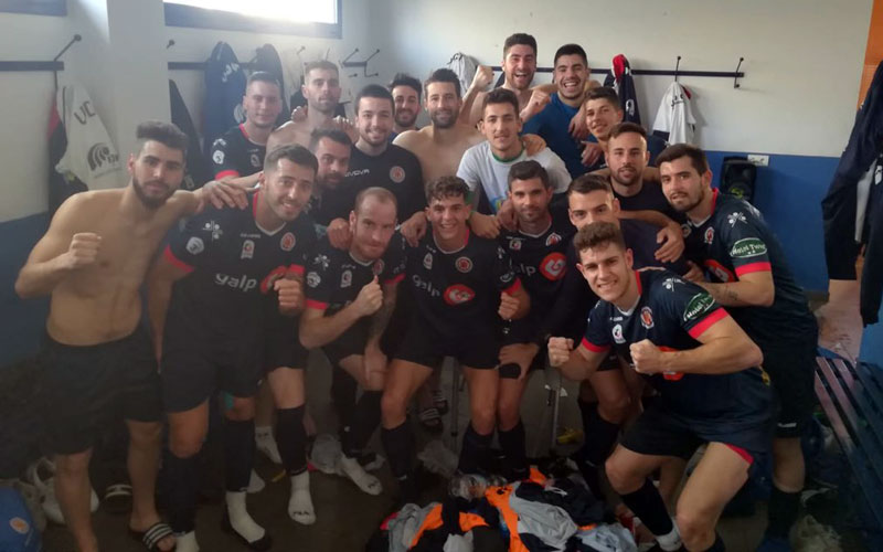 jugadores del torredonjimeno celebran la victoria