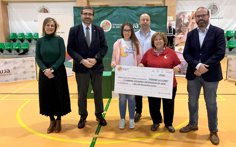 Representantes de la universidad de jaén hacen entrega del cheque a la asociación pídeme la luna