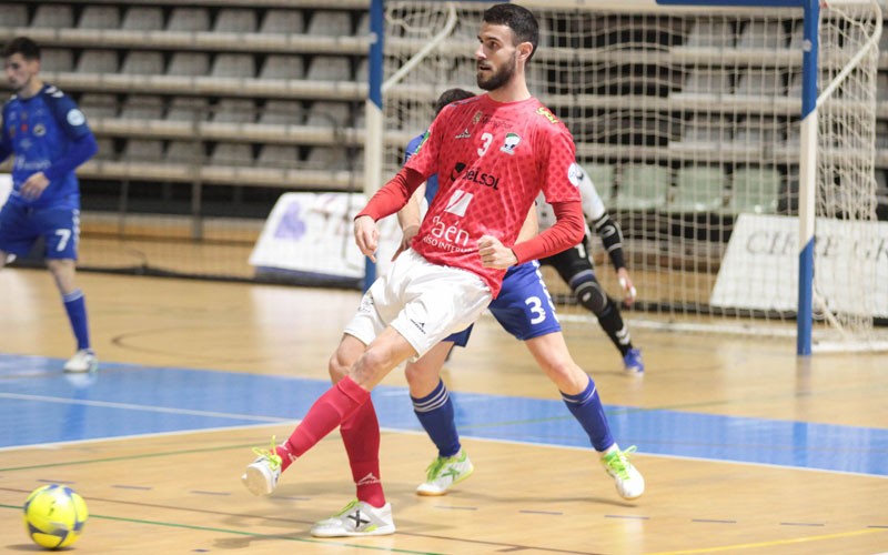 álvaro vera dando un pase en un partido con el mengíbar fs