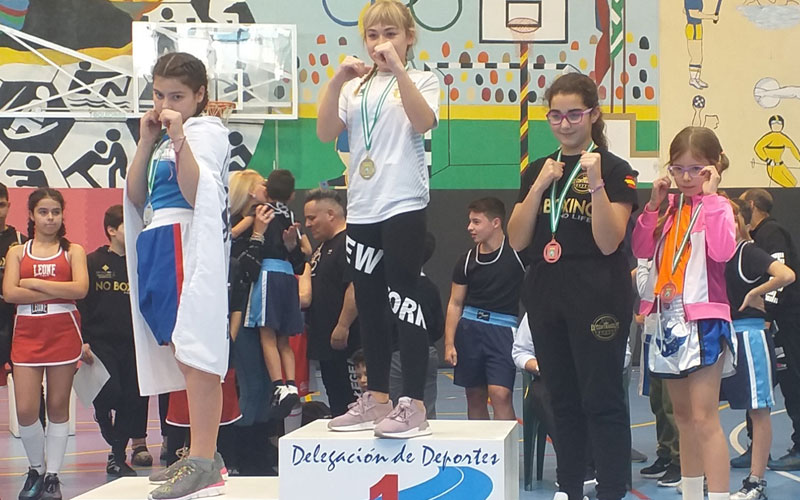 Cristina peinado en el podium del campeonato de andalucía de boxeo infantil