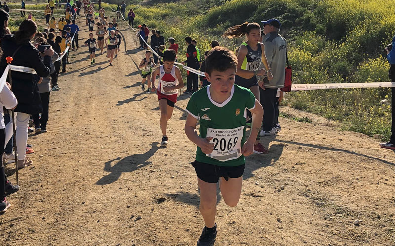 jóvenes participando en el cross ciudad de jaén