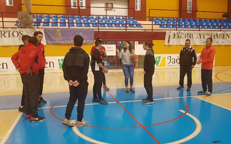 alumnos y profesora en el curso de árbitros y auxiliares de mesa organizado por fAB Jaén