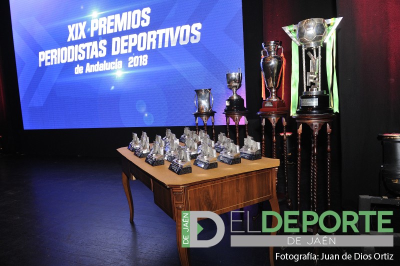 trofeos de una gala de premios de la prensa deportiva andaluza