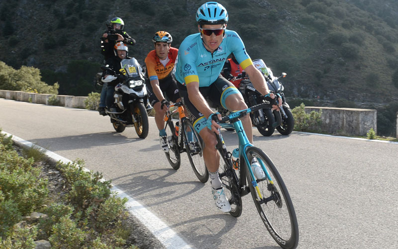 Fuglsang y Mikel Landa en una etapa de la vuelta ciclista a andalucía