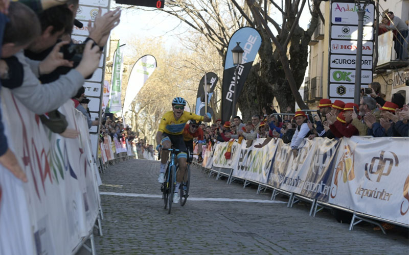 Fuglsang cruzando la línea de meta en úbeda en la tercera etapa de la vuelta ciclista a andalucía