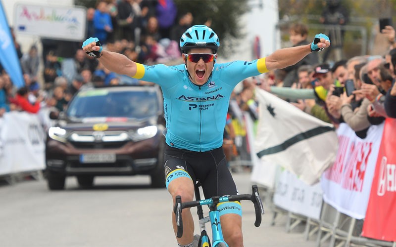 Fulsang celebra la victoria en la primera etapa de la vuetla ciclista a andalucía
