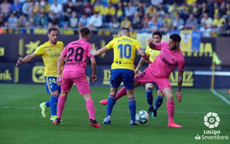 ismael casas en una acción del partido entre cádiz y málaga