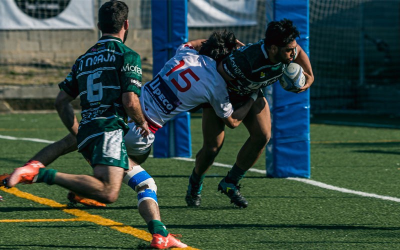 un jugador de jaén rugby recibiendo un placaje