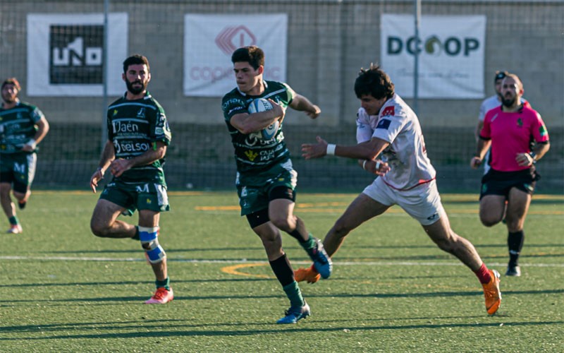 un jugador del jaén rugby porta un balón en un partido