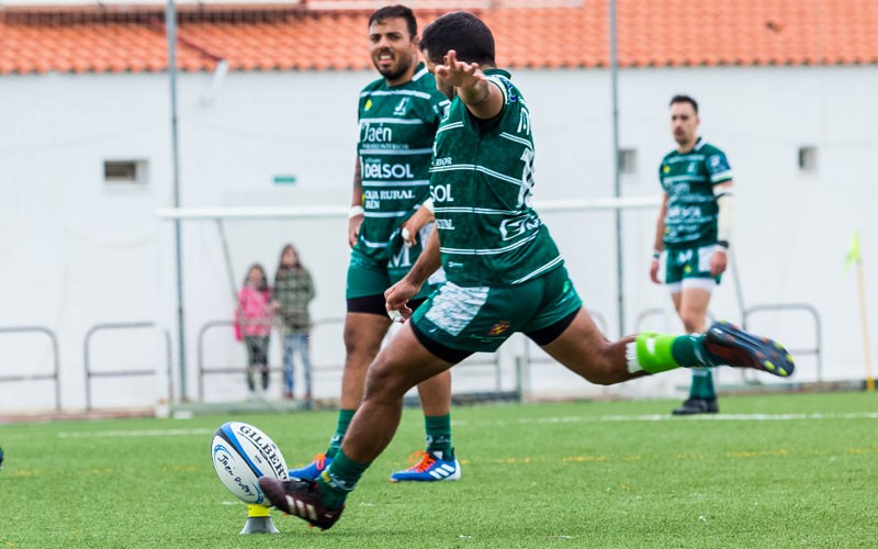 Rutolo pateando un balón