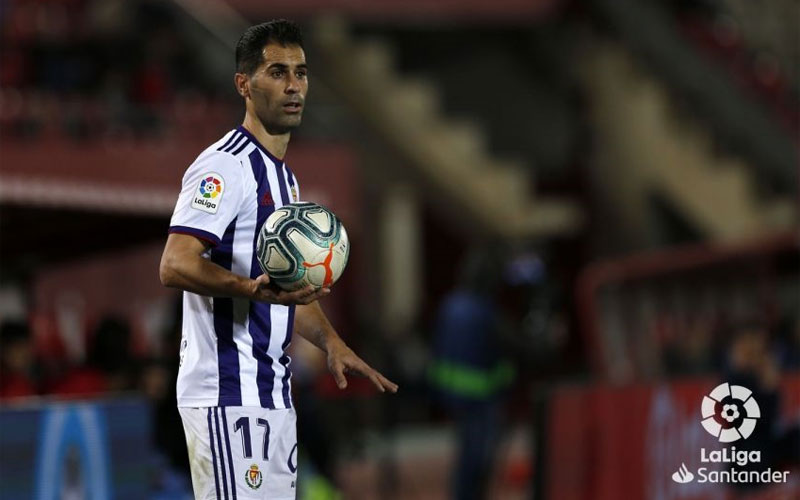 Javi Moyano se dispone a realizar un saque de banda en el partido entre Valladolid y mallorca