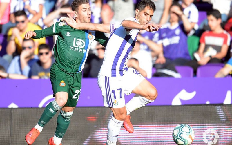 javi moyano pugna con embarba por un balón en el partido entre valladolid y espanyol