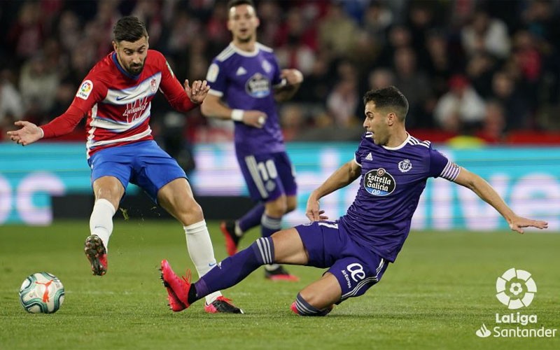 moyano intercepta un avance de vadillo en el partido entre granada y valladolid