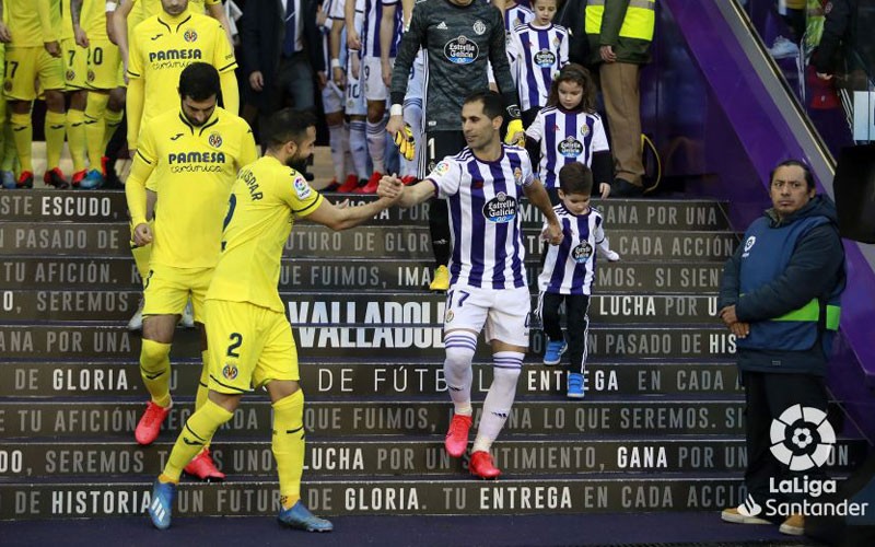 Javi moyano saludando al capitan del villarreal