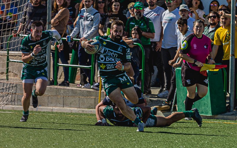 Nandi, jugador de Jaén Rugby, corre con la pelota para hacer un ensayo