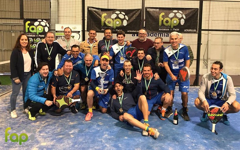 jugadores de padelakademia celebrando el título de campeones de andalucía de veteranos de padel