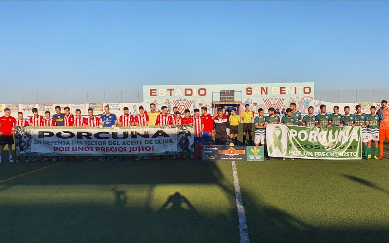 jugadores del atlético porcuna y cd el ejido con una pancarta de apoyo al olivar