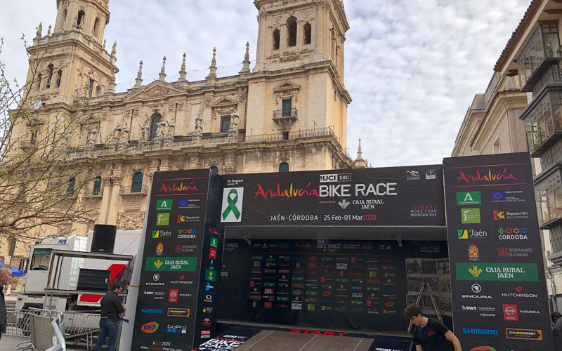 la salida de la andalucía bike race frente a la catedral de jaén