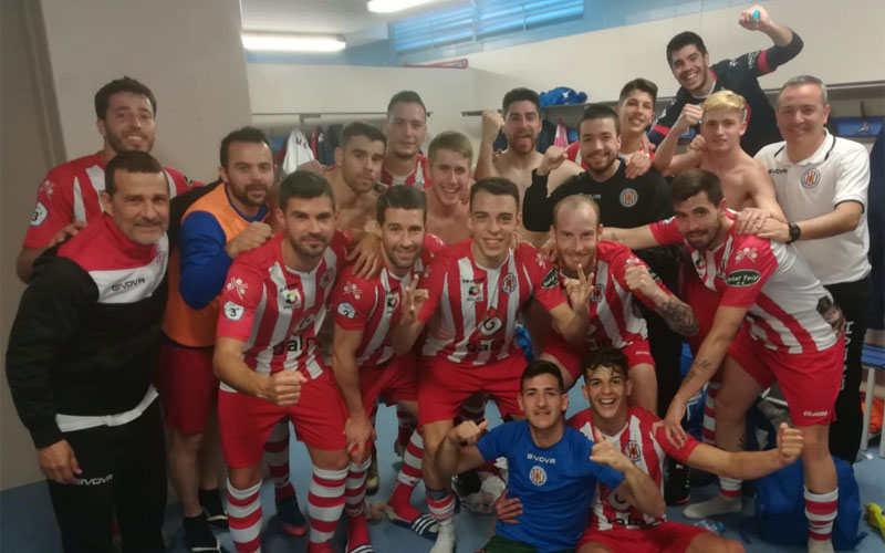 jugadores del torredonjimeno celebran la victoria ante el alhaurin de la torre