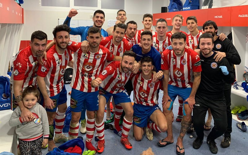 jugadores del torredonjimeno celebran la victoria