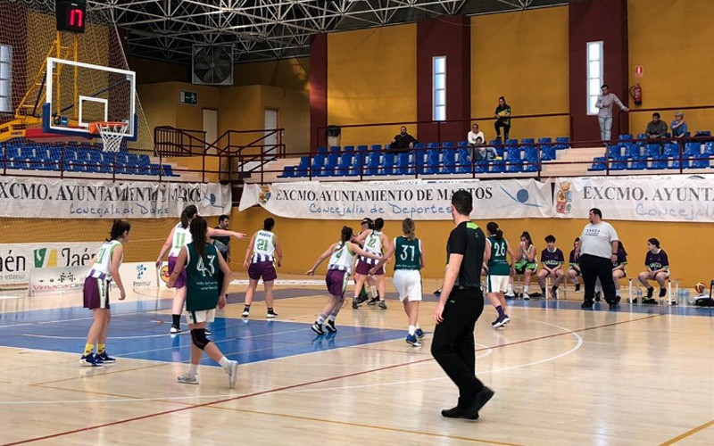 jugadoras durante un partido de baloncesto