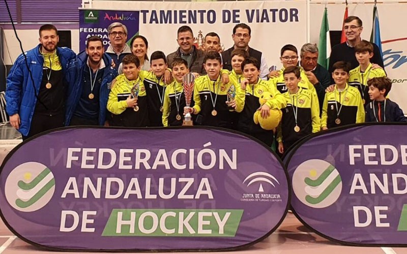 jugadores del club hockey alcalá celebran el título