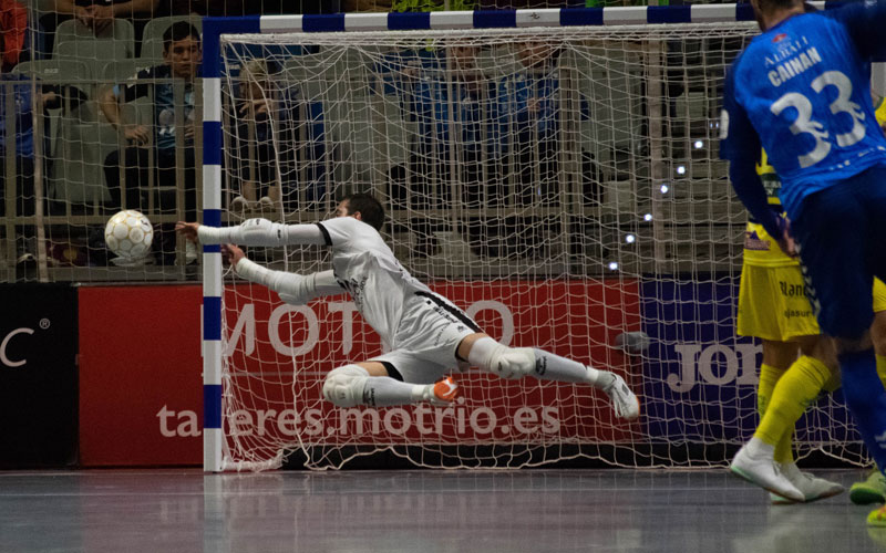 fabio, portero del jaén paraíso interior haciendo una parada en la copa de españa