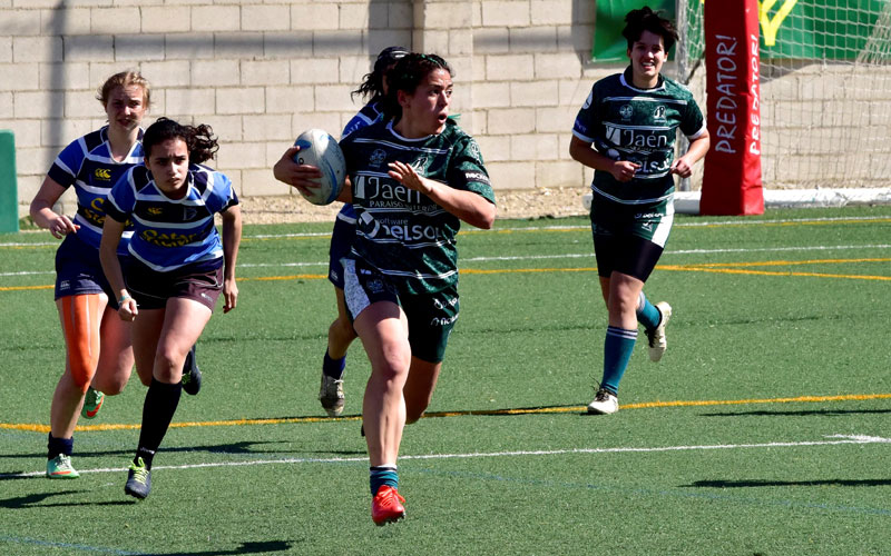 una jugadora del jaén rugby en un partido de rugby femenino