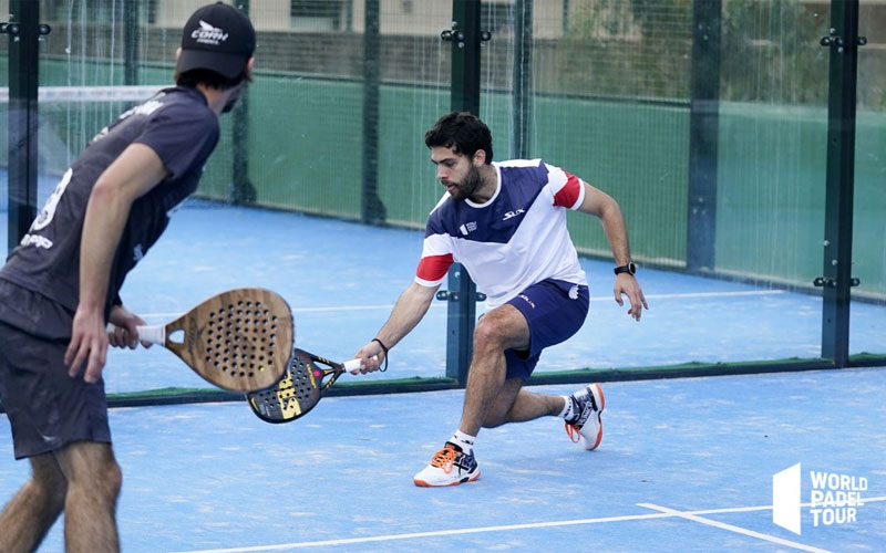 luque devolviendo una pelota en un partido del marbella master de world padel tour