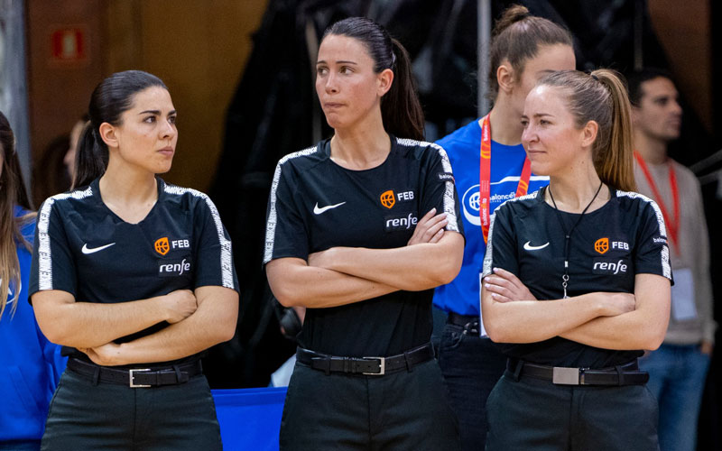 Mª Ángeles García junto a las dos colegiadas con las que dirigió la semifinal de la copa de la reina de baloncesto