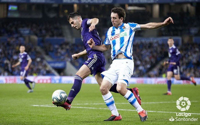 moyano pugna por un balón con oyarzábal en el partido entre real sociedad y valladolid