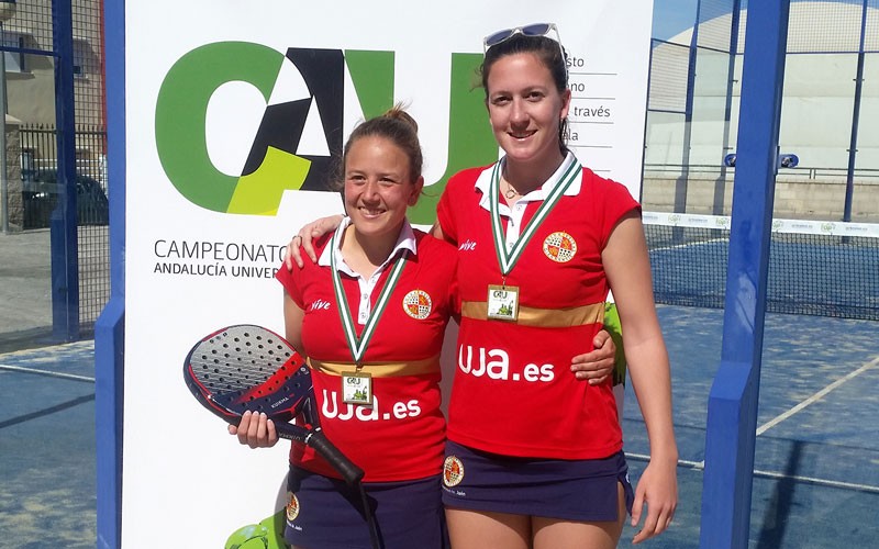 marta porras y su compañera tras ganar el campeonato de andalucía universitario en pádel femenino