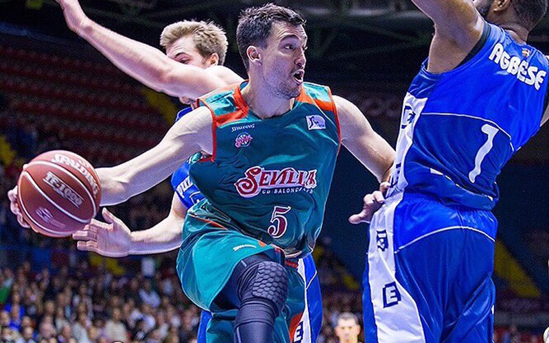 Alfonso Sánchez en un partido con el Baloncesto Sevilla