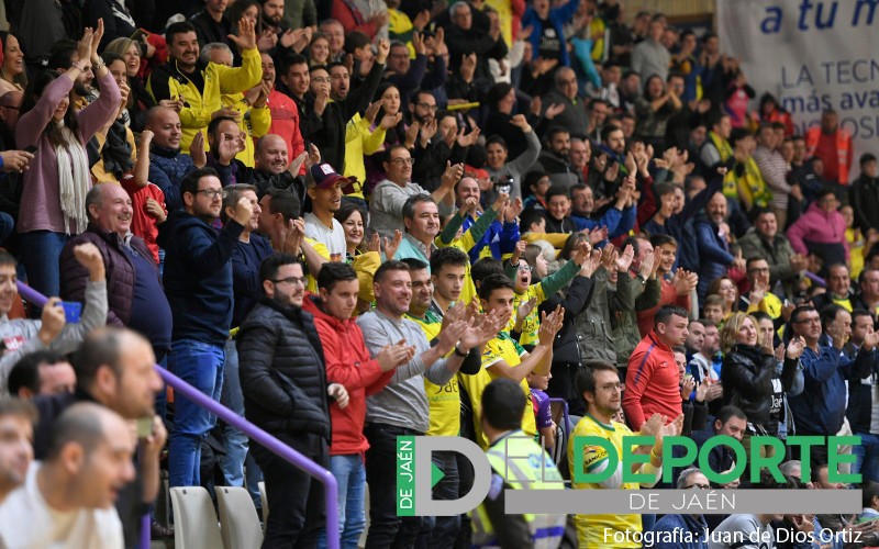 aficionados del Jaén Paraíso Interior aplaudiendo en un partido