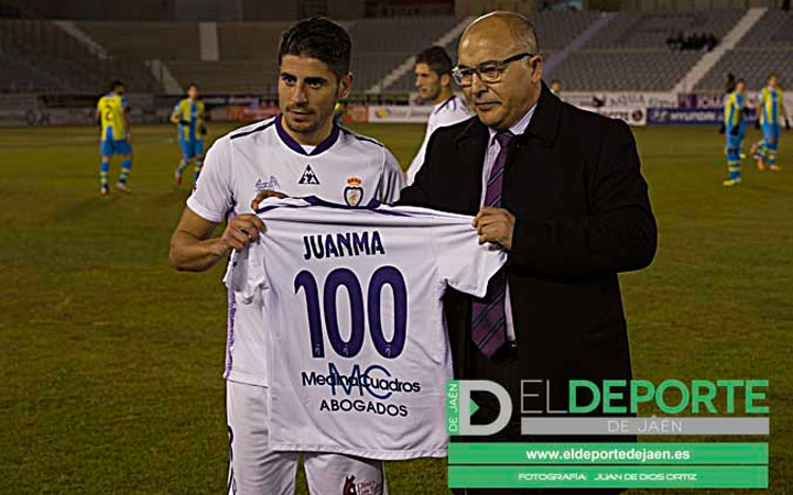 Juanma es homenajeado por sus cien partidos con el Real Jaén