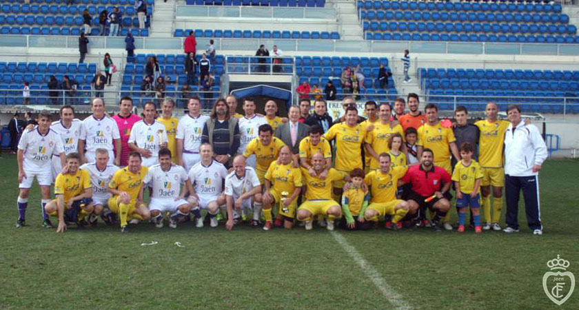Los veteranos del Real Jaén y Cádiz disputan un partido solidario