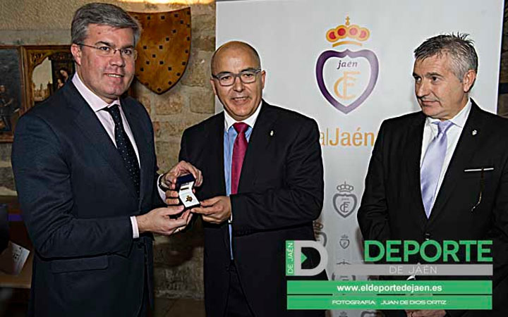 El Real Jaén entrega su Insignia de Oro a Fernández de Moya