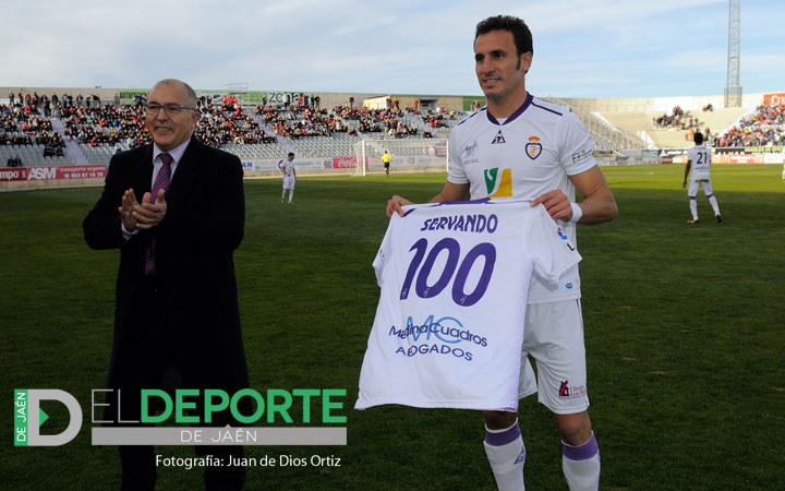 Reconocimiento a Servando por sus cien partidos con el Real Jaén