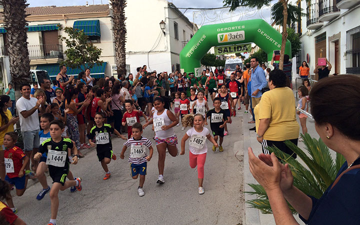 La ‘Noche de Santiago’ acogió una fiesta deportiva con más de 300 corredores