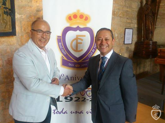 El Real Jaén firma convenios de colaboración con Autoescuela XL y El Parador