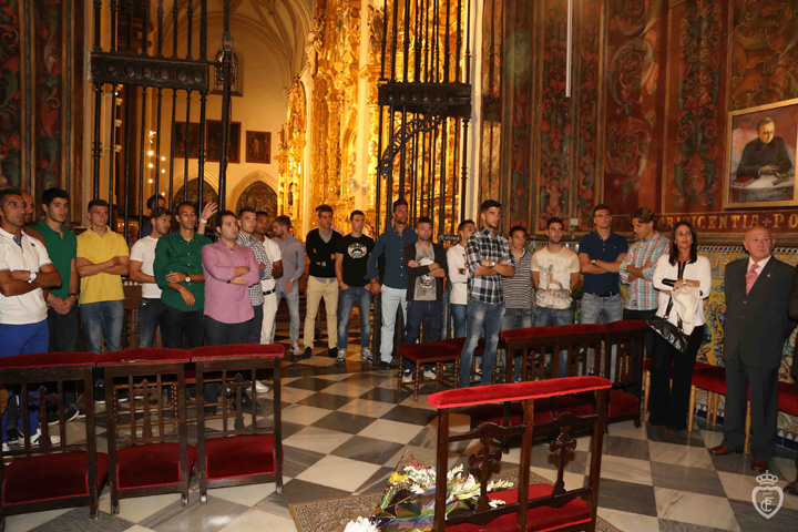 La plantilla del Real Jaén realiza su ofrenda a la Virgen de la Capilla